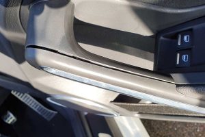 badly-fitted-door-handle